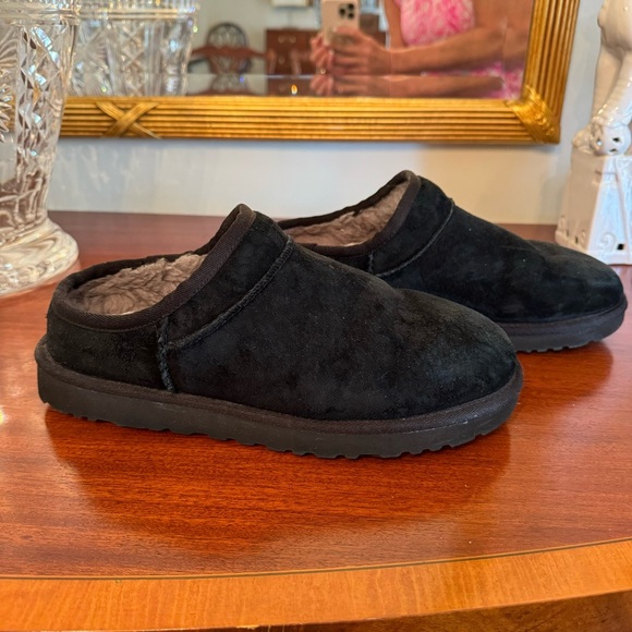 UGG CLASSIC BLACK SLIPPER - Picture 2 of 10